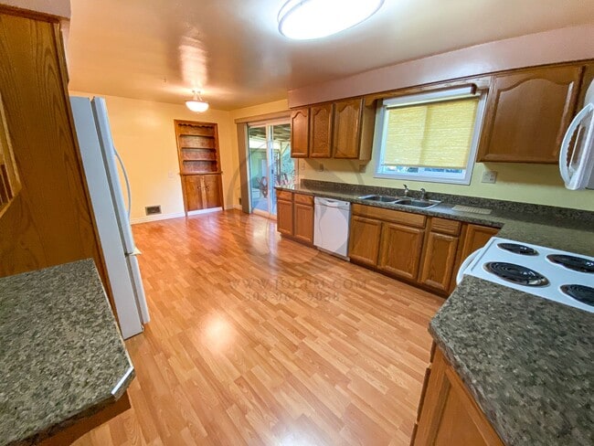 Building Photo - Adorable Single Level Home