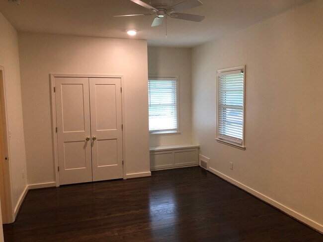 Building Photo - r1670