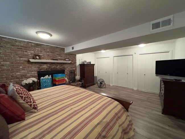 Building Photo - 10412 Pinedale Dr