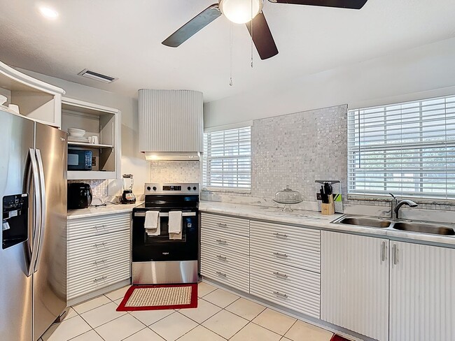 Building Photo - 3 Bedroom Home in Poinciana