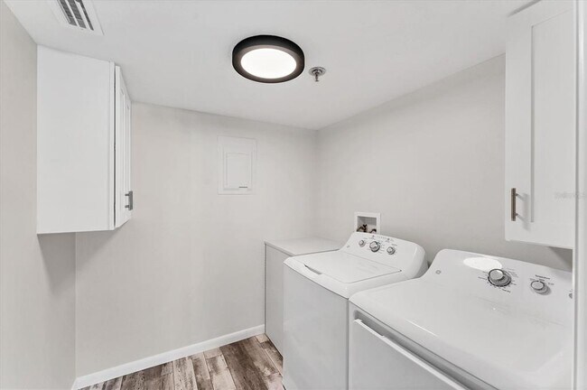Building Photo - 4530 Pinebrook Cir