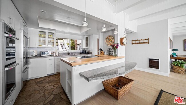 Building Photo - 11358 Pacific Coast Hwy