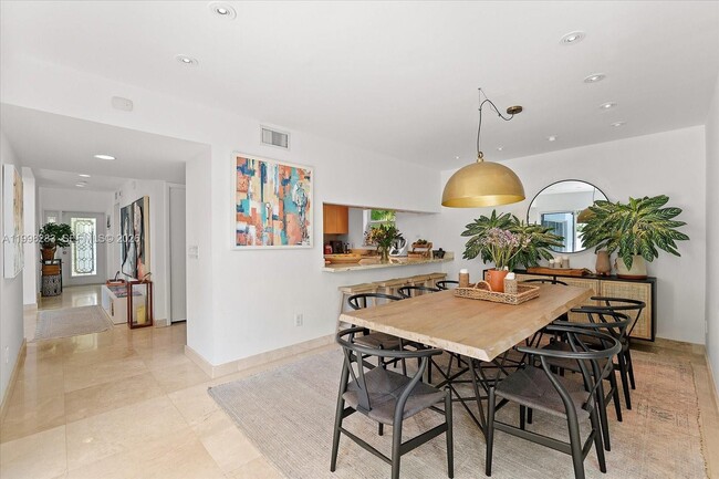 Building Photo - 2721 SW 22nd Ave