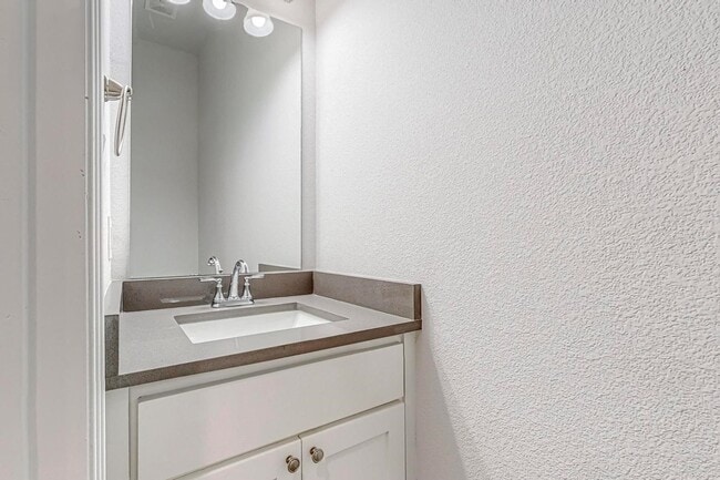 Building Photo - 4 Bed 3 Bath Luxurious Townhome in Frisco!