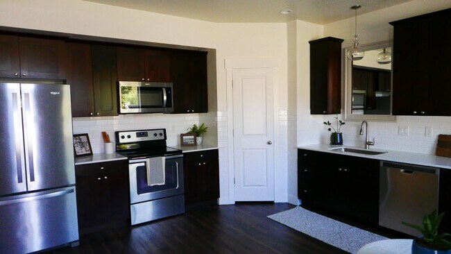 Building Photo - 323 E Pages Ln