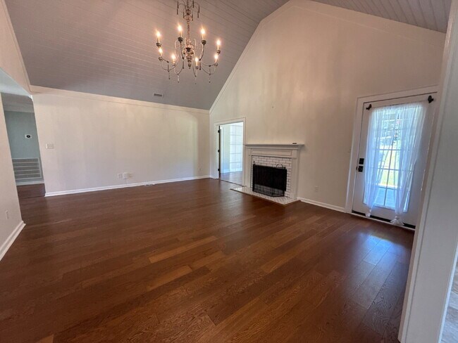 Building Photo - "Charming 4-Bed Oasis with Granite Finishe...