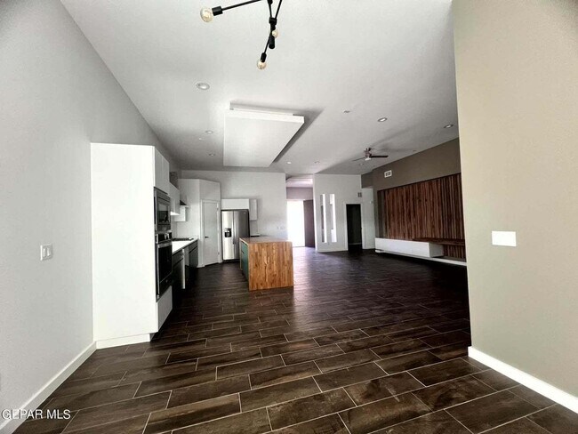 Building Photo - Open floor plan. 4 Bedrooms, 2.5 baths, 2 ...
