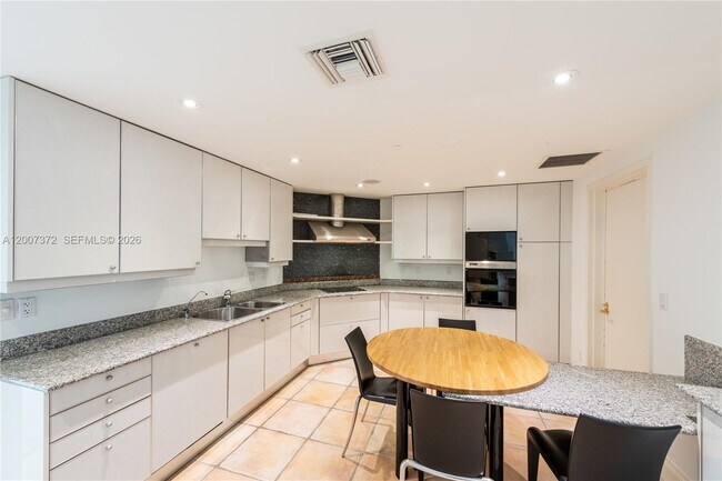 Building Photo - 1643 Brickell Ave