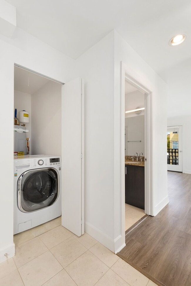 Building Photo - Admiral District 1 Bedroom Condo with Laun...