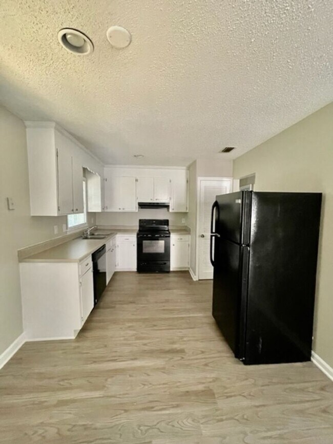Building Photo - Must see this spacious 3 bedroom 1.5 bath ...