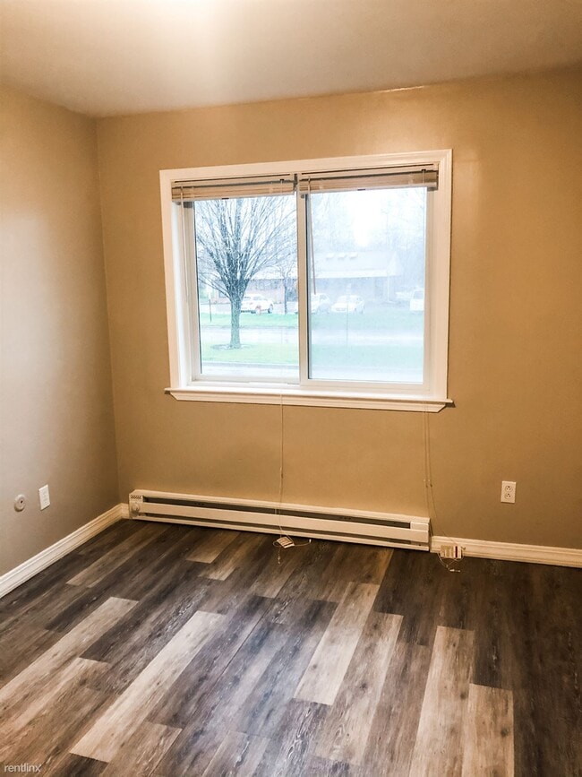 Building Photo - 1 br, 1 bath Apartment - Trowbridge Manor 5