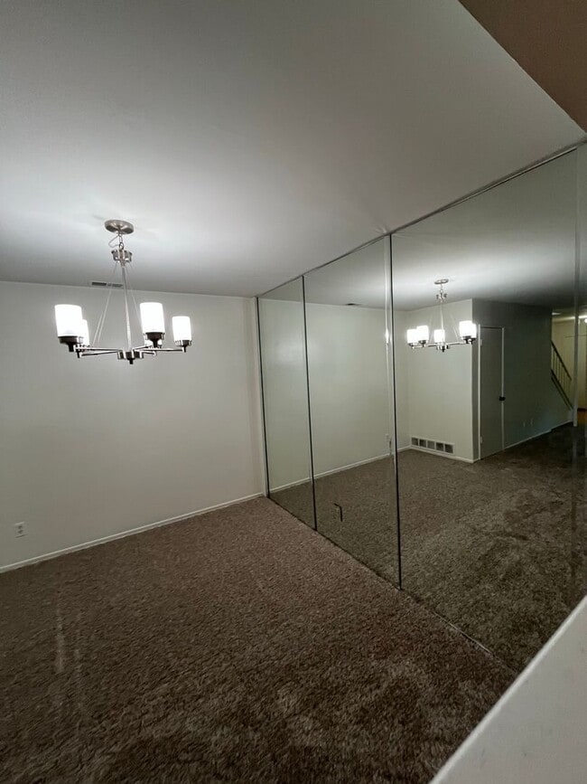 Building Photo - Beautiful 4 Bd Townhouse