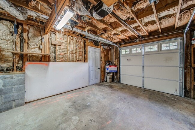 Building Photo - Renovated 4 bed home in Kennesaw w/ Designer Kitchen