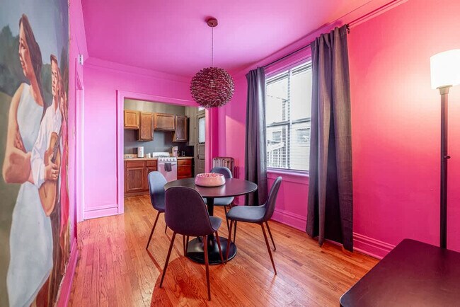 Building Photo - 3553 N Racine Ave