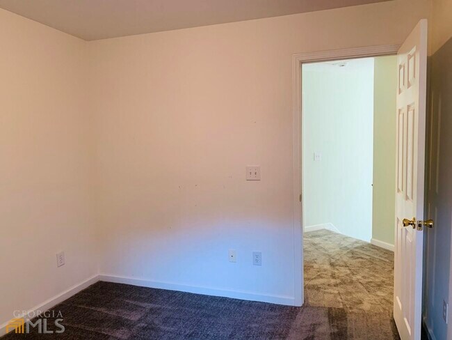 Building Photo - 752 Reeves Lake Dr SW