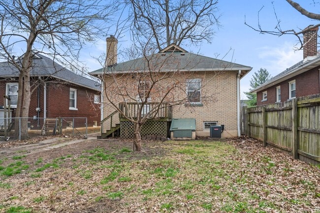Building Photo - Spacious 1 Bed 1 Bath House off of Eastern Parkway