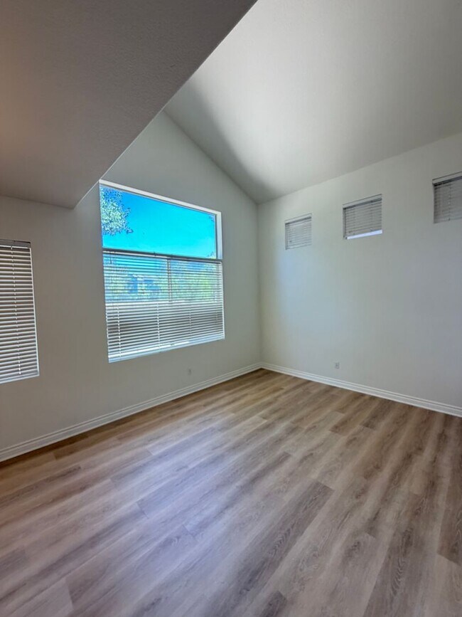 Building Photo - 3 bed, 2 1/2 bath home in desirable west Simi Valley gated community