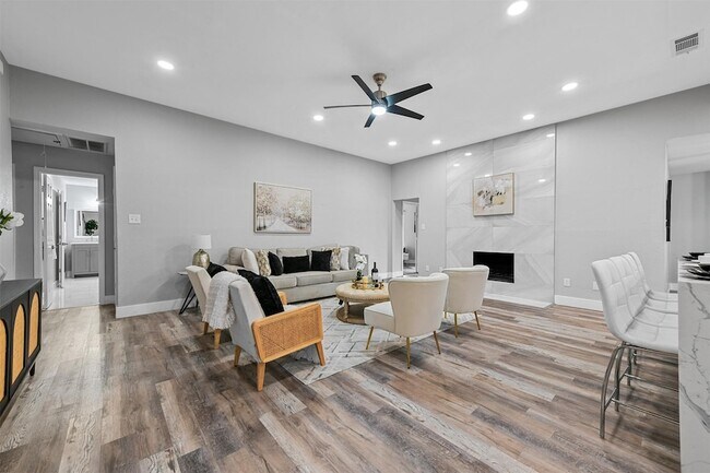 Building Photo - 303 Riva Ridge