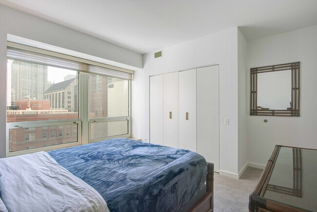 Building Photo - 57 E Delaware Pl