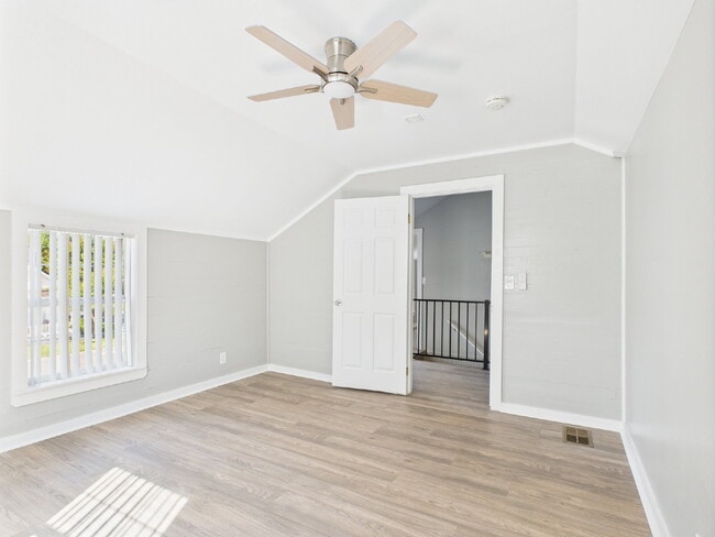 Building Photo - Gorgeous 4/3 in Quiet Neighborhood Utiliti...