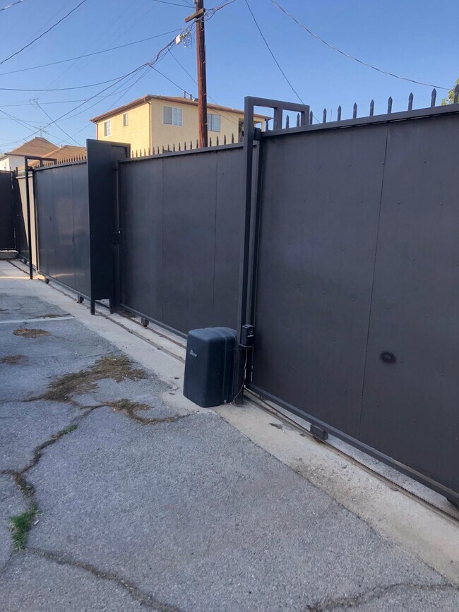 Building Photo - 2447 Malabar St