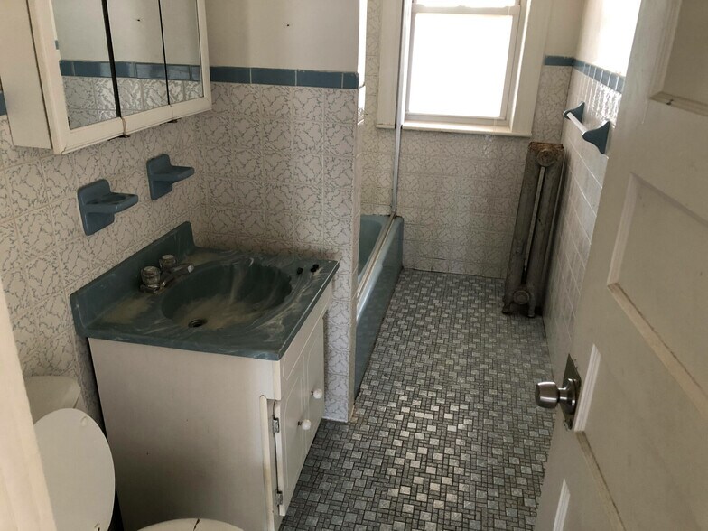 Building Photo - 1911 Beacon St