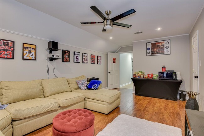 Building Photo - 4 bedroom 2.5 bath home on the water with ...