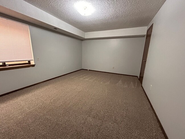 Building Photo - Spacious 3 Bedroom, 2 Bath Duplex