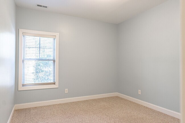 Building Photo - 100 Wiregrass Ln