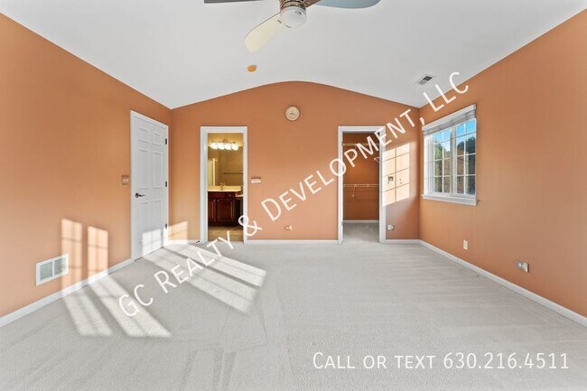 Building Photo - ***2300 SF END UNIT W/LOTS OF LIGHT / 2 BD...