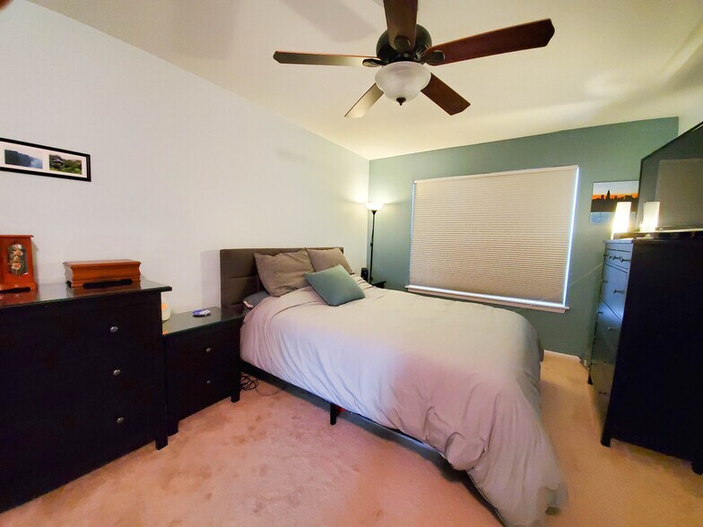 Master bedroom - 344 S Lancelot Ln