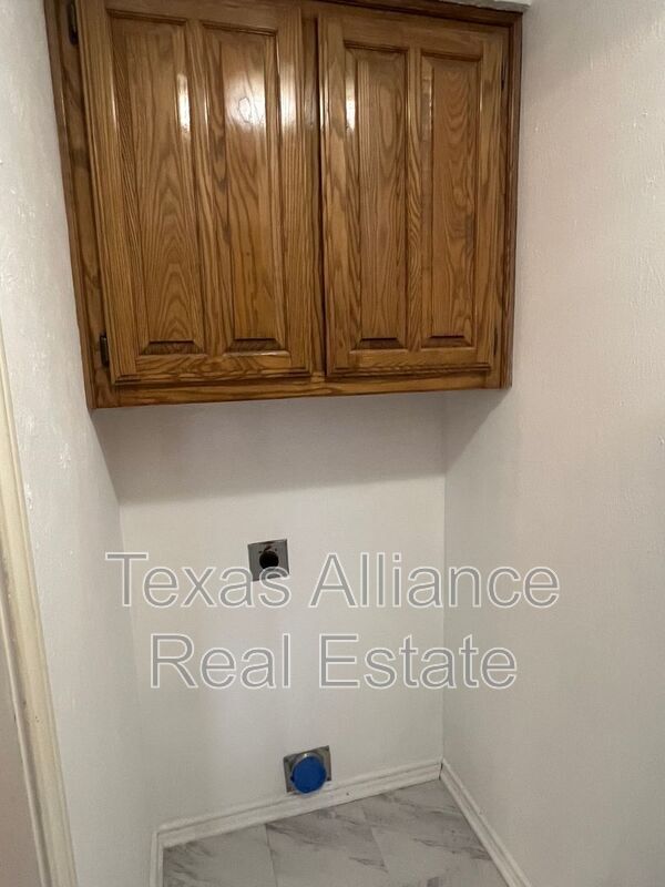 Building Photo - 741 Sparrow Ln