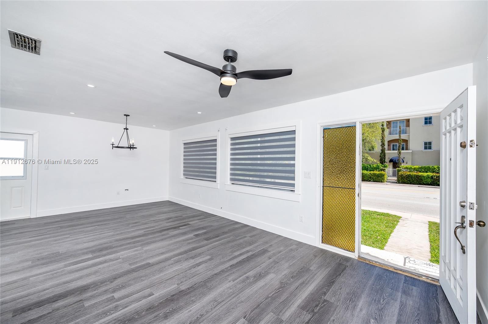 Building Photo - 1706 S Le Jeune Rd