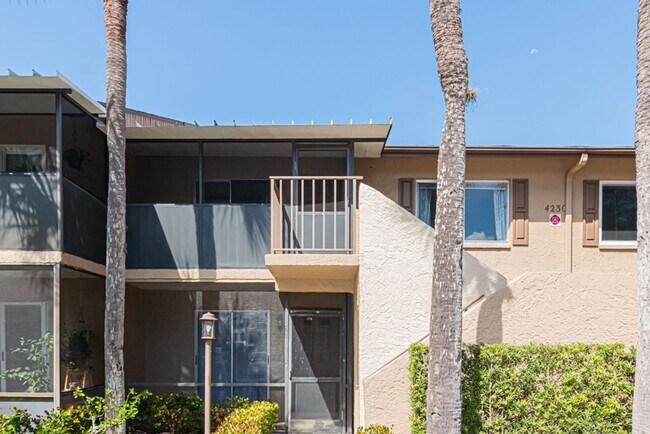 Building Photo - Fully Furnished Naples Condo- Available for Annual Rental Starting April