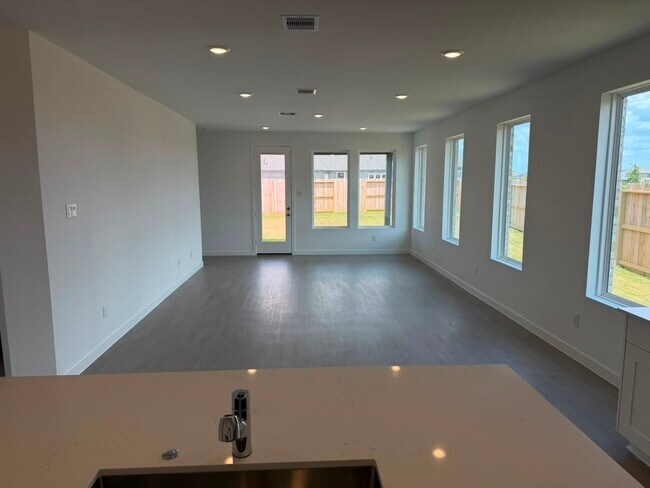 Building Photo - 2847 Gdn Mdw St