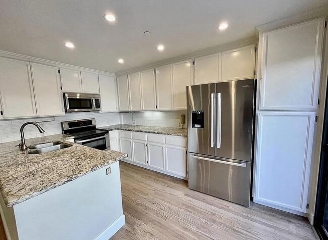 Building Photo - 959 La Mesa Terrace