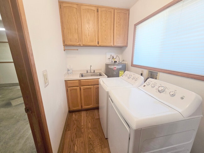 Building Photo - 164 N Harbor St