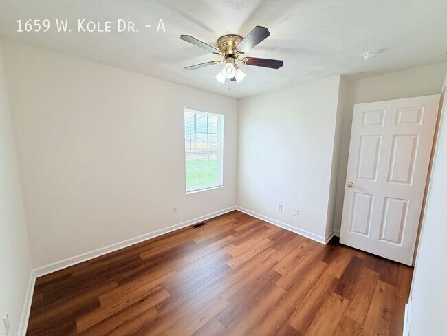 Building Photo - 1659 W Kole Dr