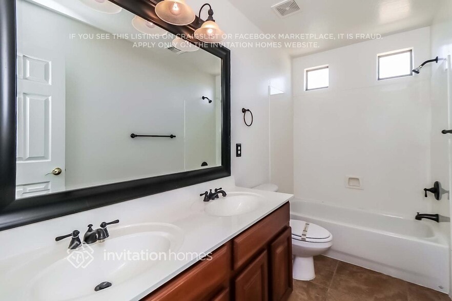 Building Photo - 1416 S 115th Dr