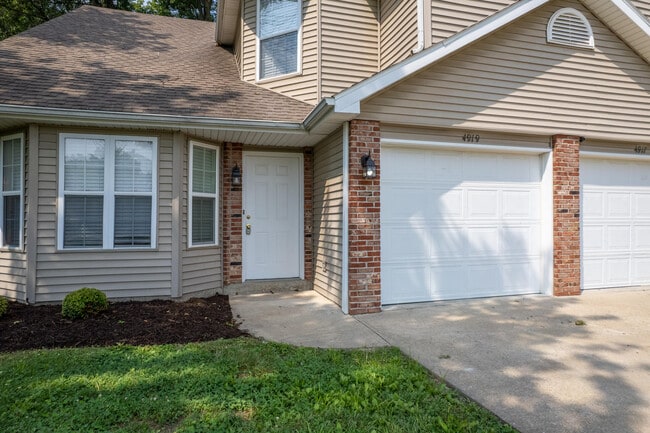 Building Photo - 4919 W Millbrook Dr