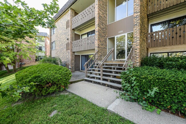 Building Photo - 2120 Pauline Blvd