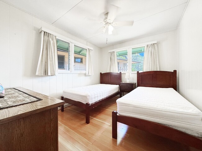 Building Photo - Small Dog Friendly Palolo House