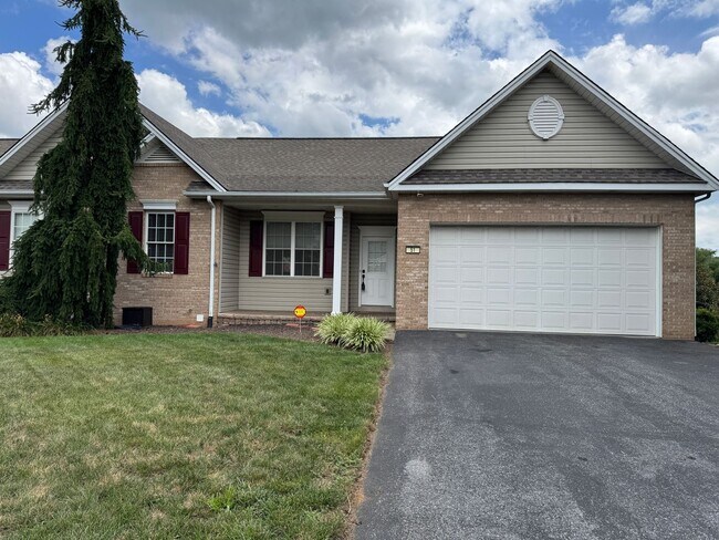 Building Photo - 4 Bedroom, 3 Bath Duplex in CrossKeys!