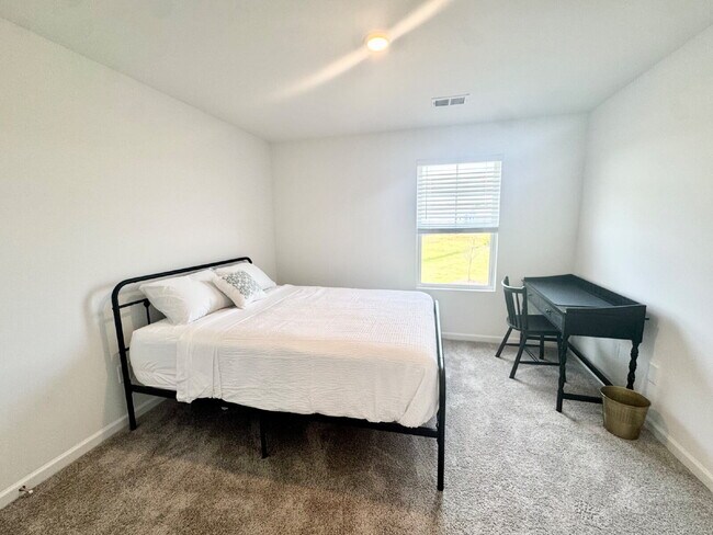Building Photo - Brand new townhome - Perfect for students or families