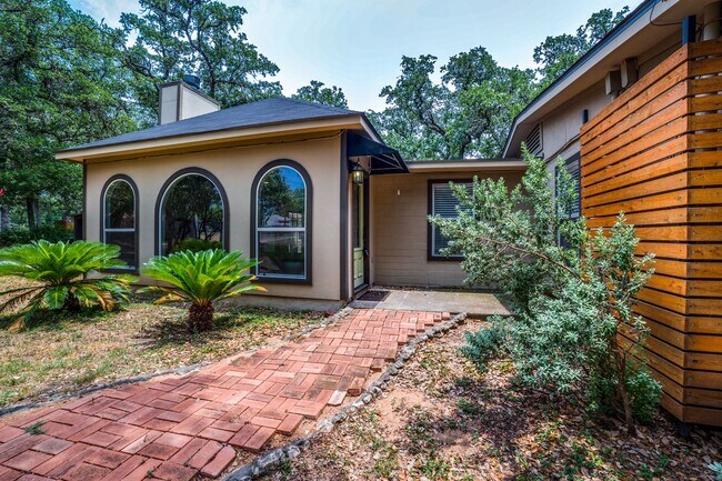 Building Photo - CASTLE HILLS FAMILY HOME