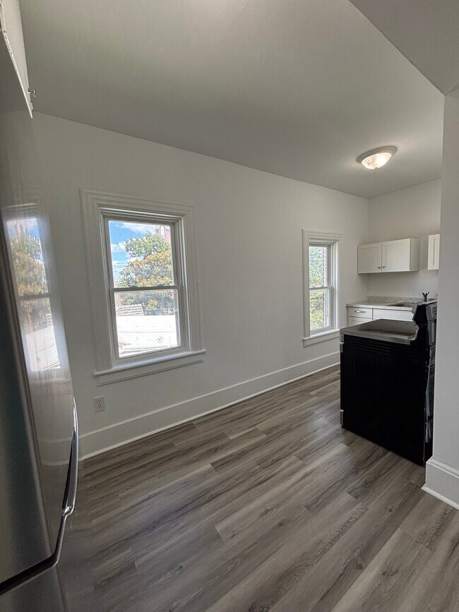 Building Photo - 718 Aetna St