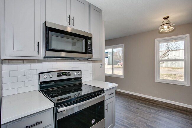 Building Photo - Beautiful Three Bedroom, Two Bathroom