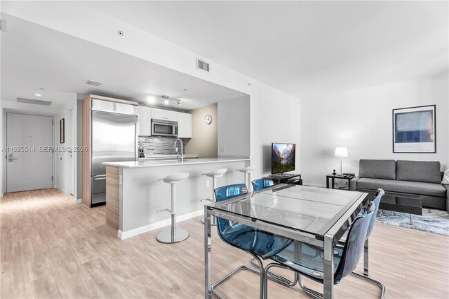 Building Photo - 1300 Brickell Bay Dr