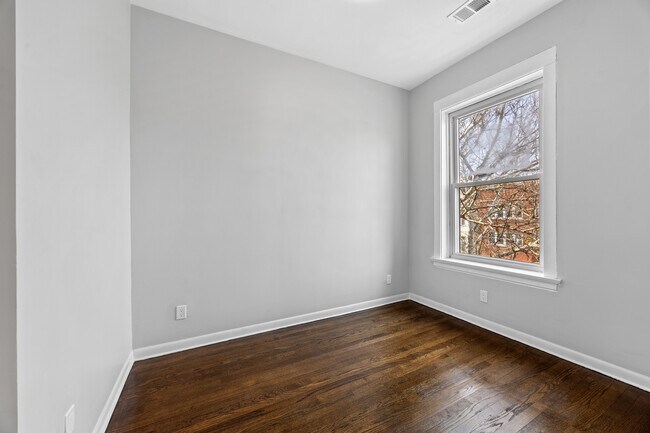 Building Photo - 915 W Newport Ave