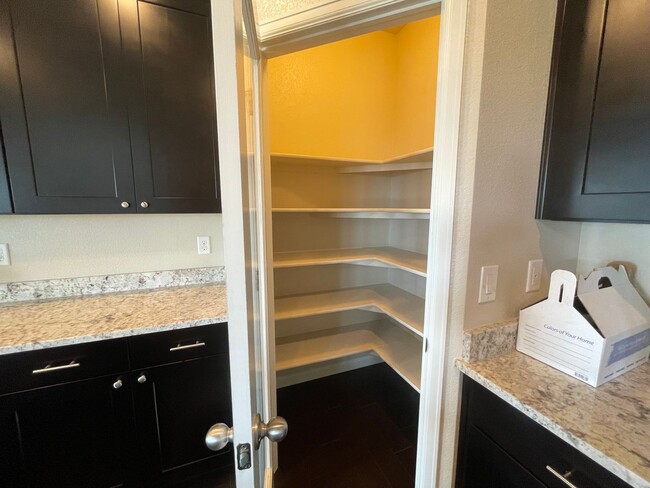 Building Photo - Luxurious 3 Bedroom 2.5 Bathroom House in ...